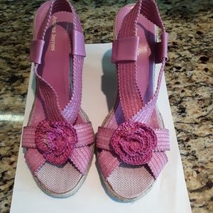 Adorable Italian hemp/elastic wedge sandals Size 9